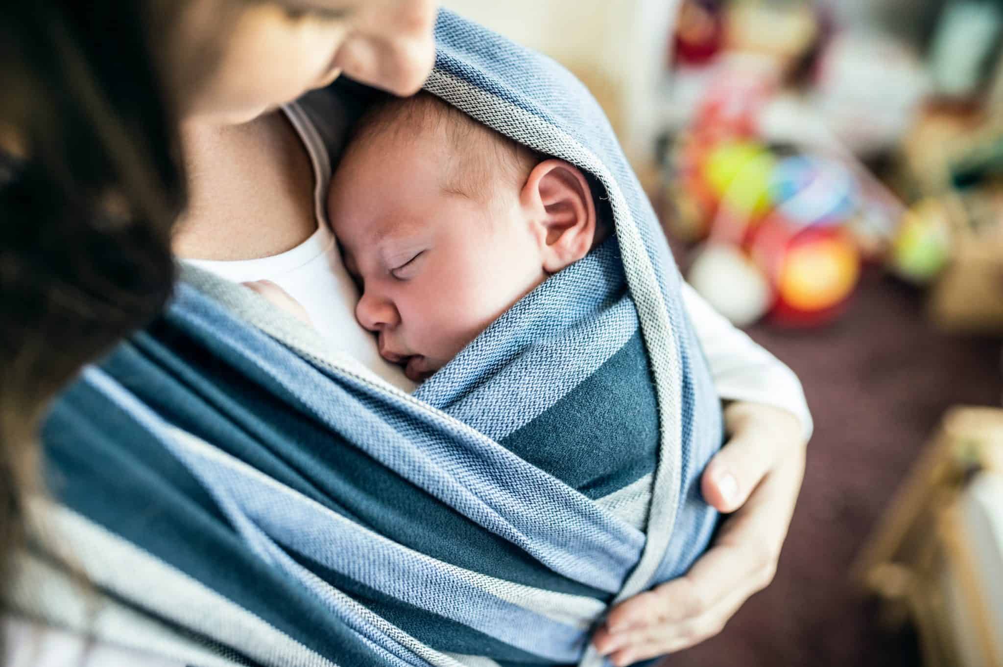 Everything you need to know before buying a baby sling using a baby