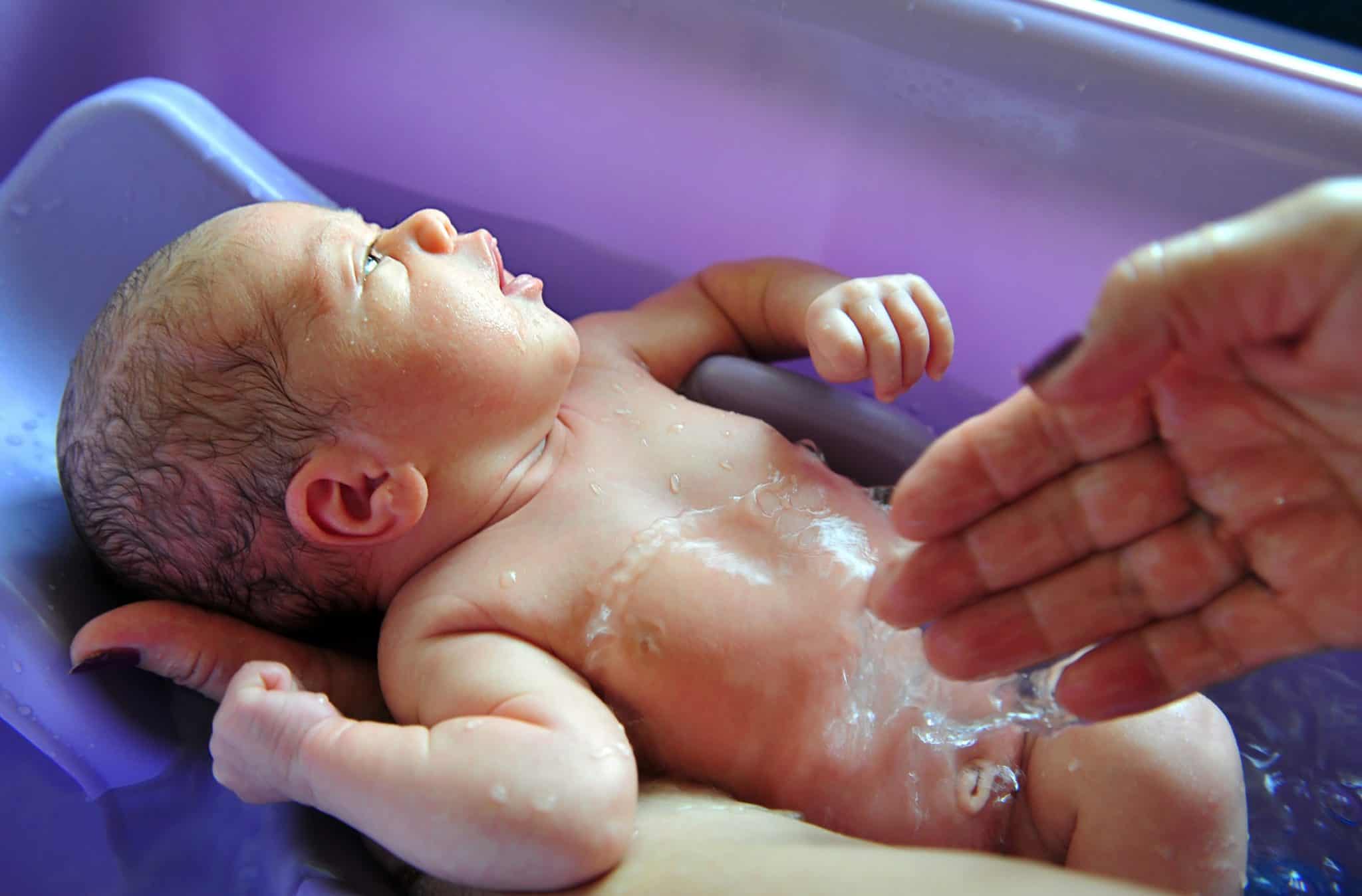 How To Bathe A Newborn How To Bathe Baby S In Baby Bath